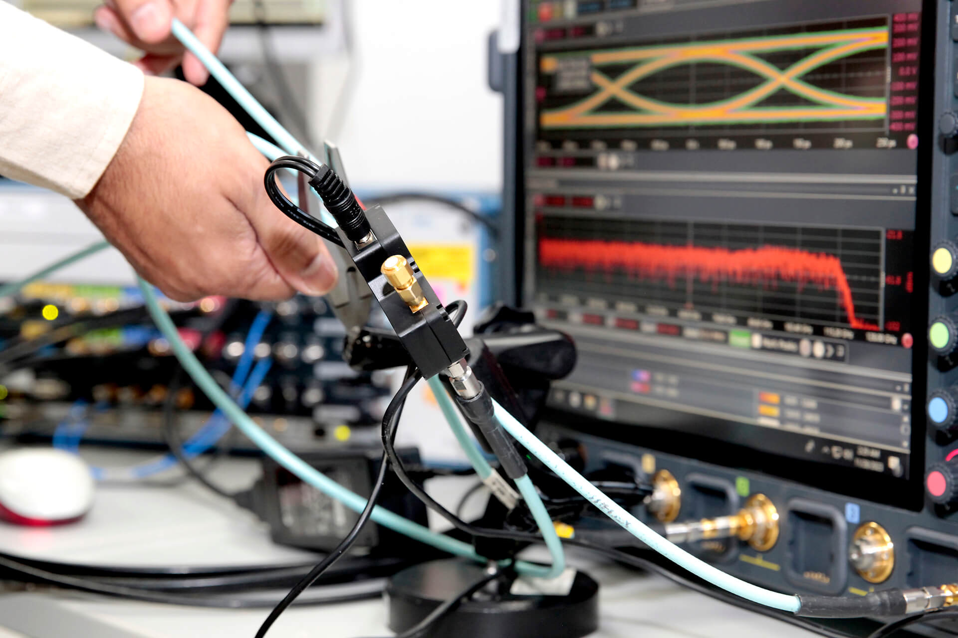 Einrichtung einer MIPI A-PHY Rx Teststation mit der Testautomatisierungssoftware ValiFrame, einem Oszilloskop von Keysight und einem Arbitrary Wave Generator
