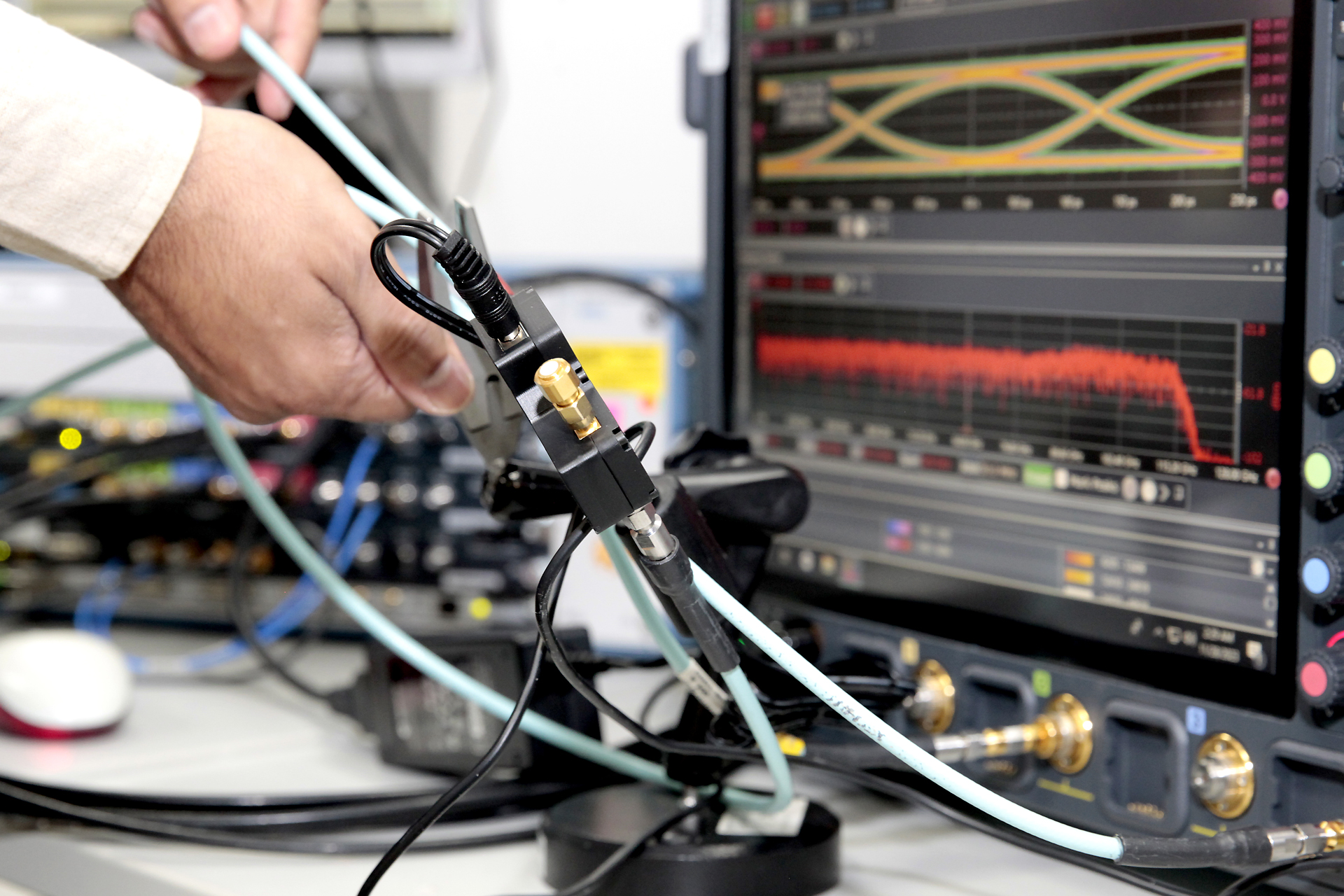 Einrichtung einer MIPI A-PHY Rx Teststation mit Testautomatisierungssoftware ValiFrame, Oszilloskop von Keysight und Arbitrary Wave Generator Einrichtung einer MIPI A-PHY Rx Teststation mit Testautomatisierungssoftware ValiFrame, Oszilloskop von Keysight und Arbitrary Wave Generator